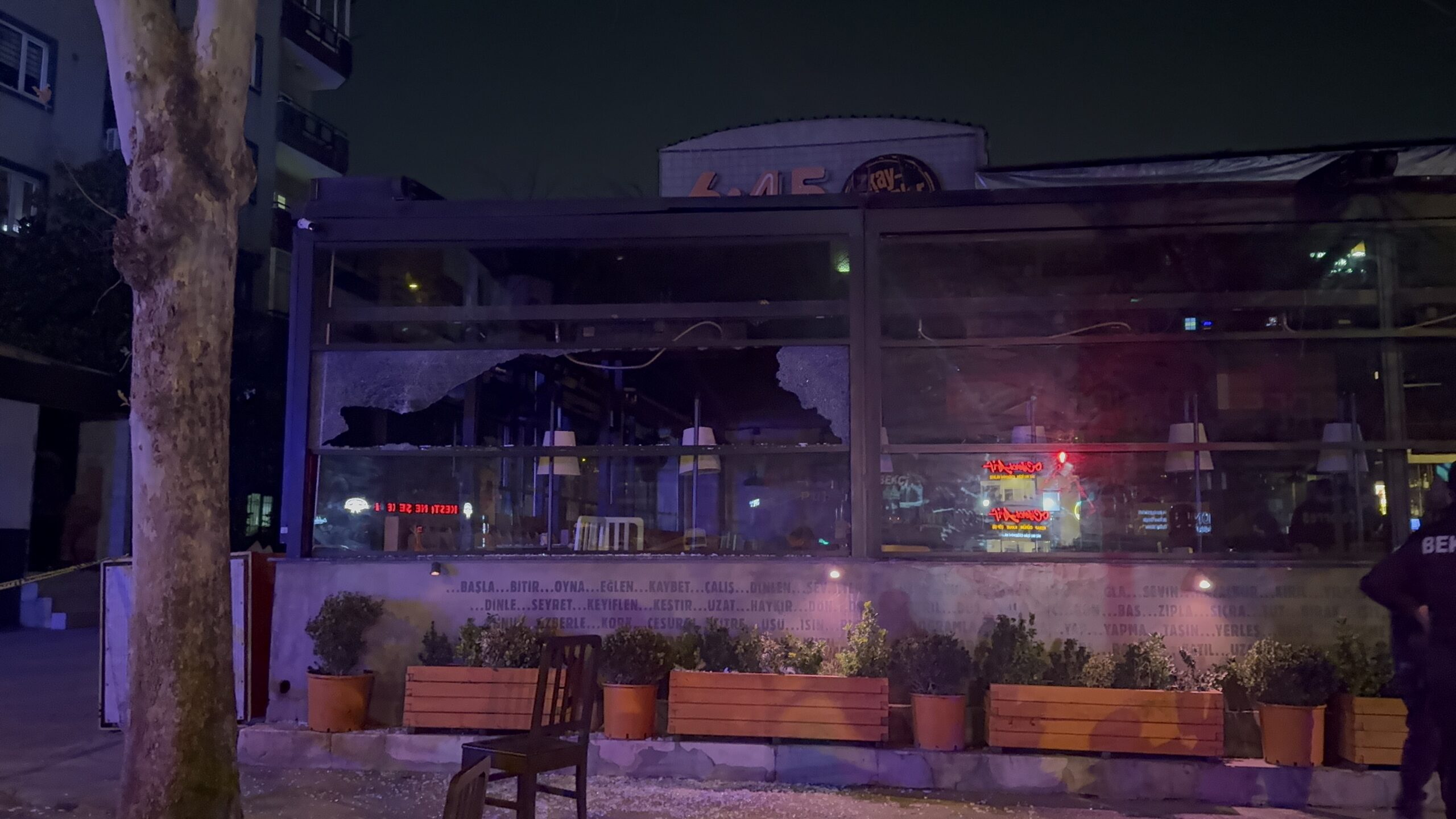 Bir iş yerine silahla ateş açıldı