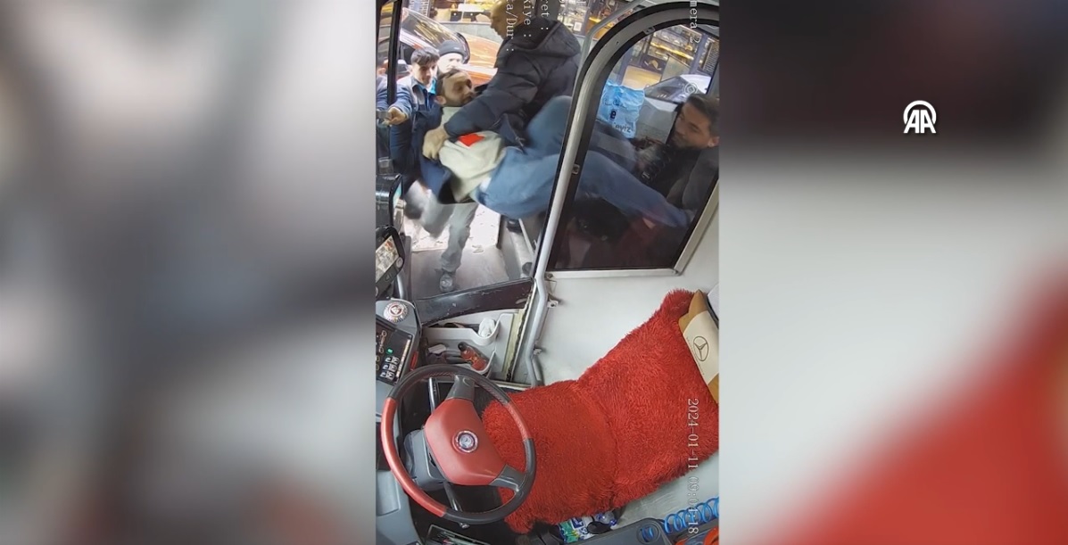 Otobüs durağına araç park eden kişileri uyaran şoförün darbedilmesi kamerada