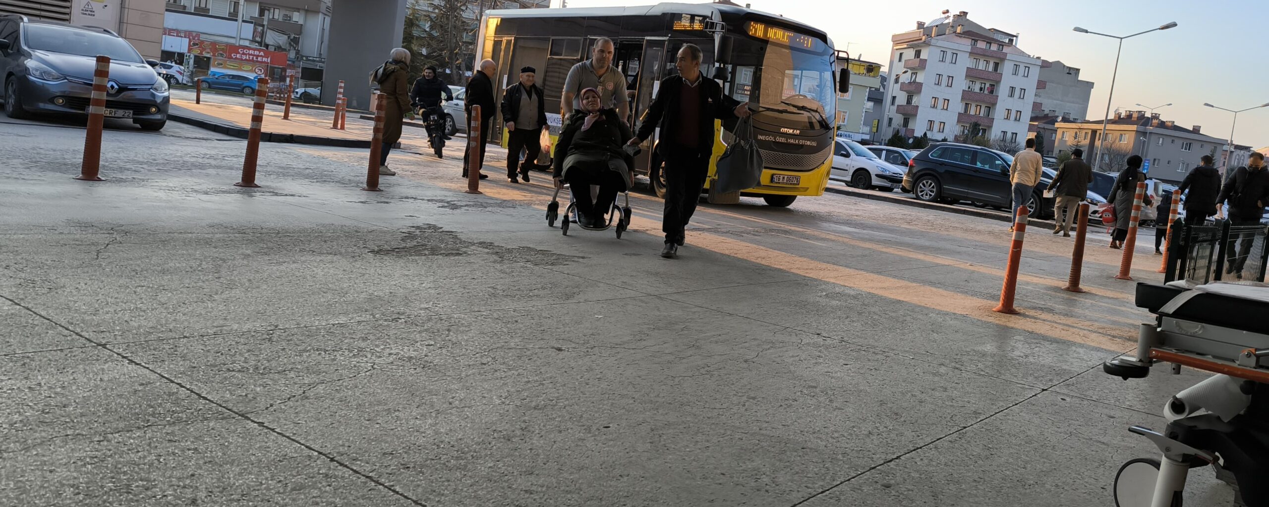 Halk otobüsü şoförü, rahatsızlanan yolcuyu hastaneye yetiştirdi