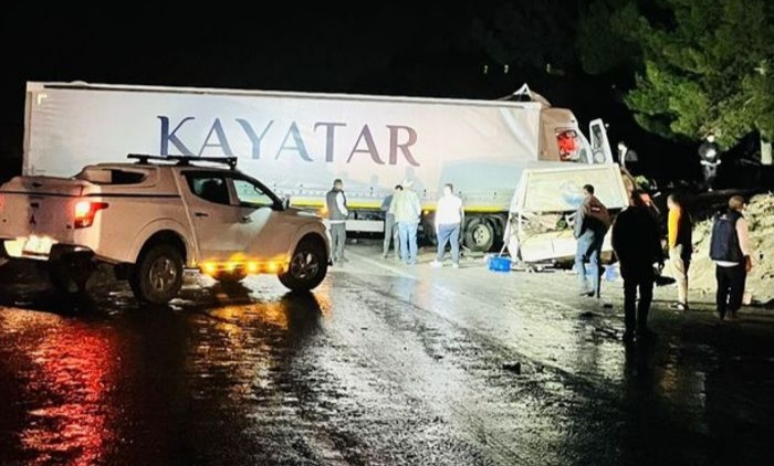 Kamyonet ile TIR çarpıştı: 1 ölü, 3 yaralı