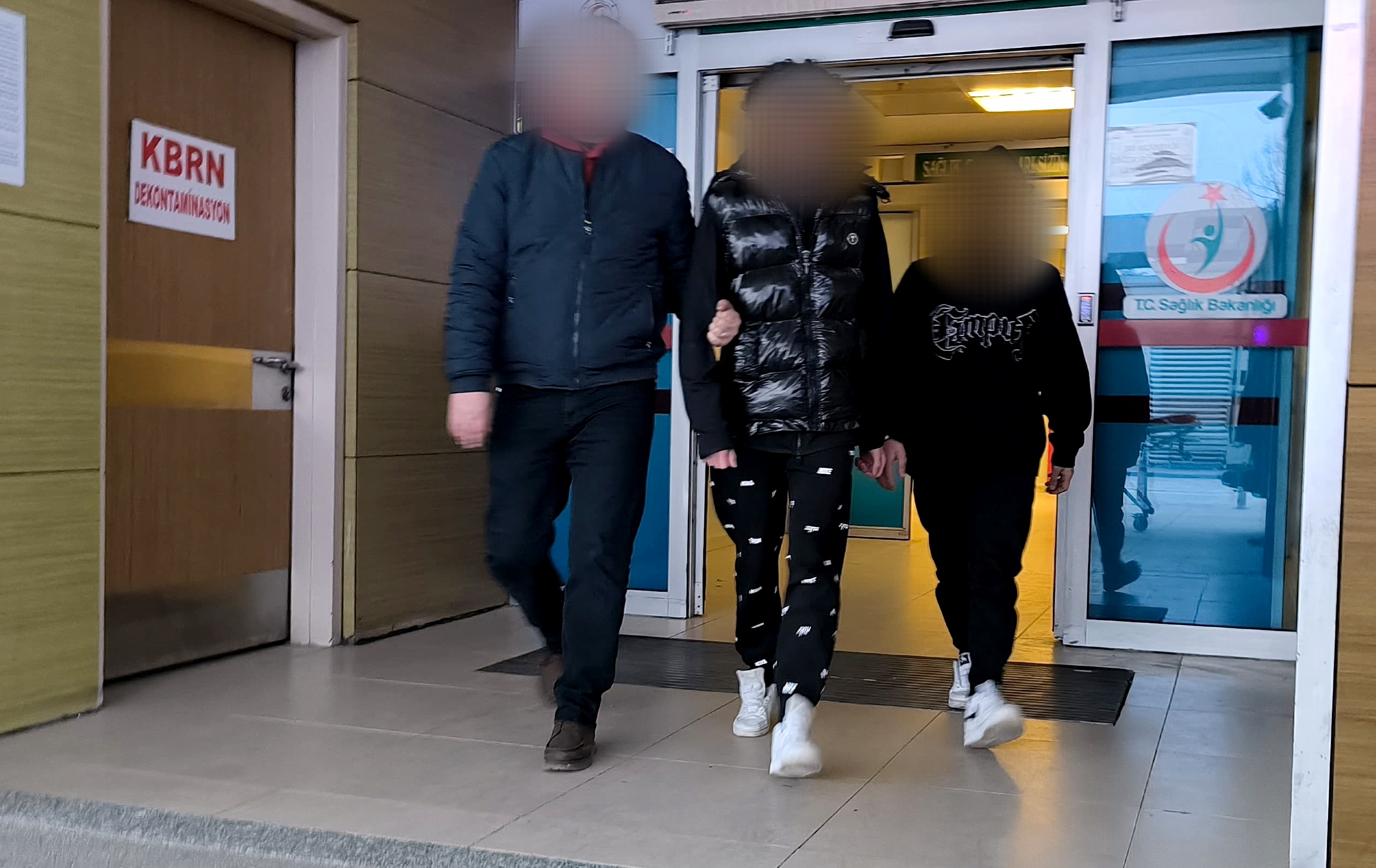 Mağazadan mont çalan 2 kişi tutuklandı