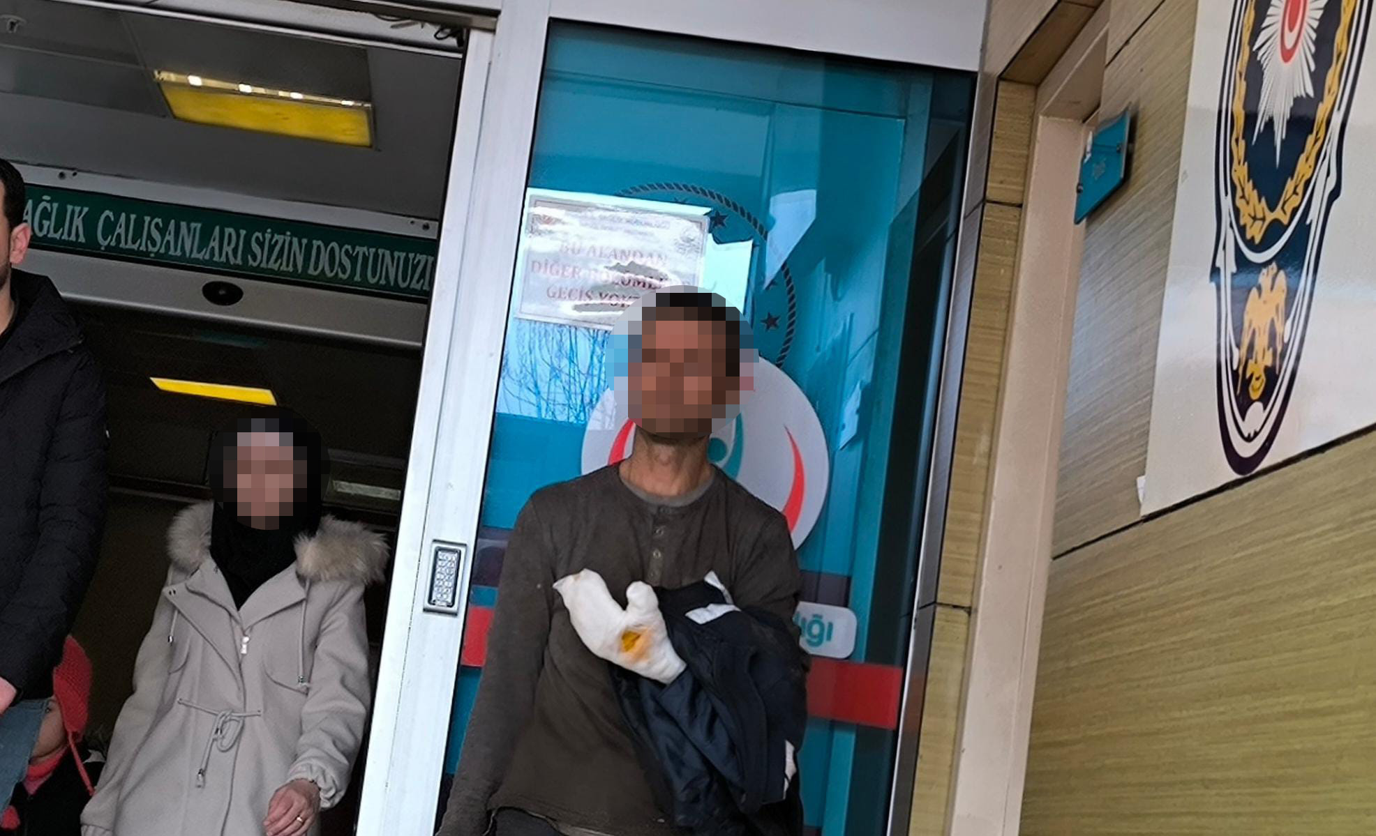 Dalgınlık ile elini buhar makinesine soktu