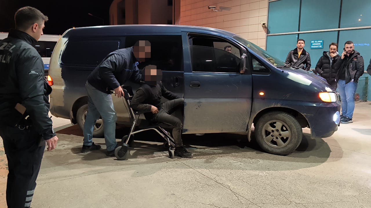 Kamyon lasitğini tamir etmek isterken hastanelik oldu