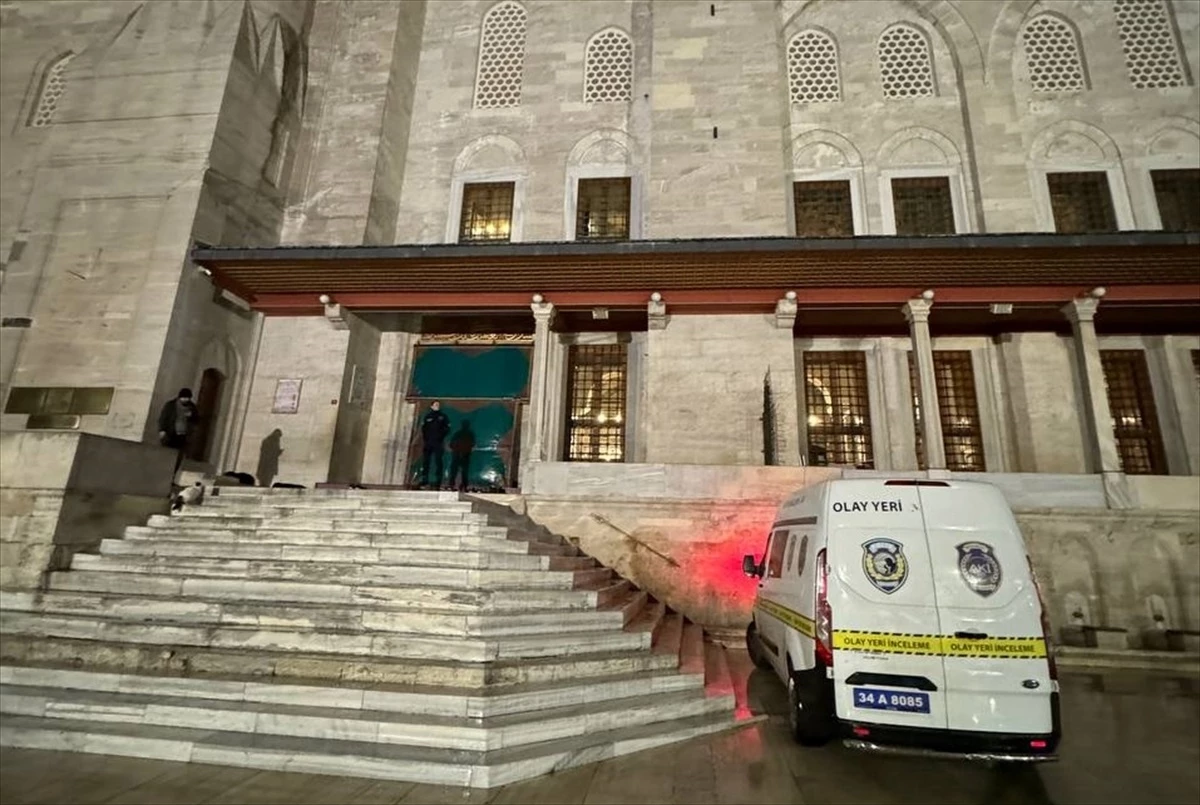 İmamı ve cemaatten bir kişiyi bıçakladı