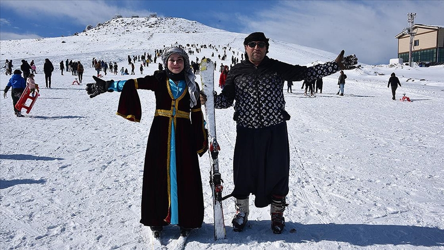 Şalvarlı ve fistanlı kayakçılar pistlere renk kattı