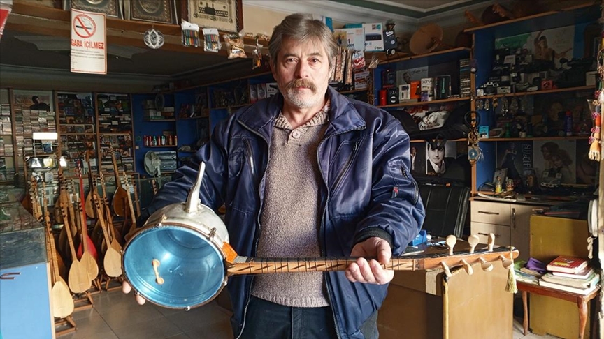 Demlikten tasarlanan cümbüşten nağmeler yükseliyor