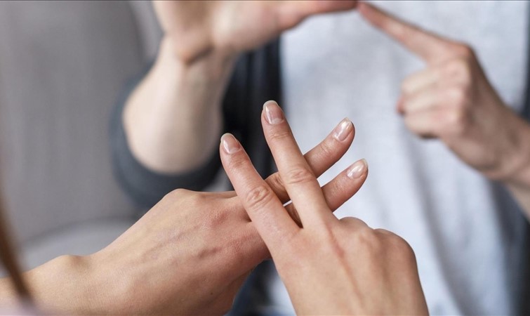 İşitme engelli bireyler toplumda işaret dilinin yaygınlaşmasını istiyor