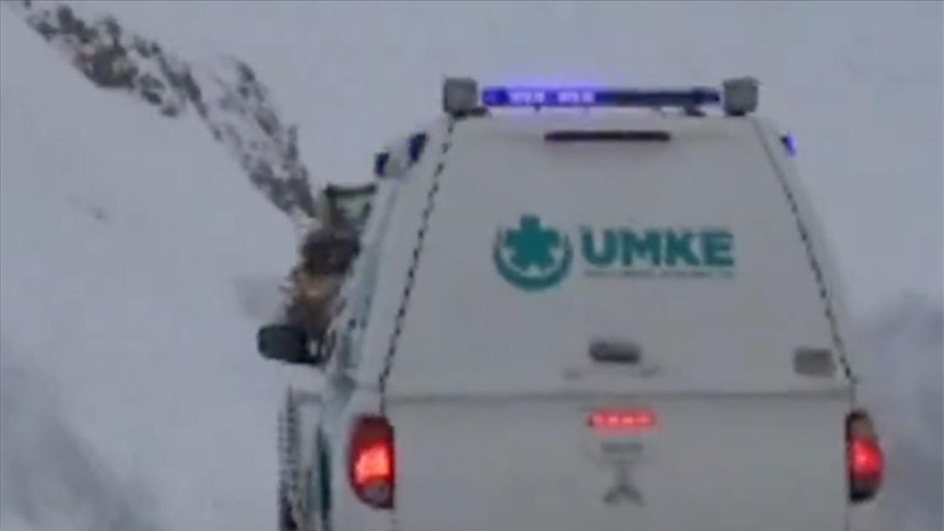 Bakan Koca’dan çığ tehlikesine rağmen 7 aylık bebeği hastaneye ulaştıran sağlıkçılara teşekkür