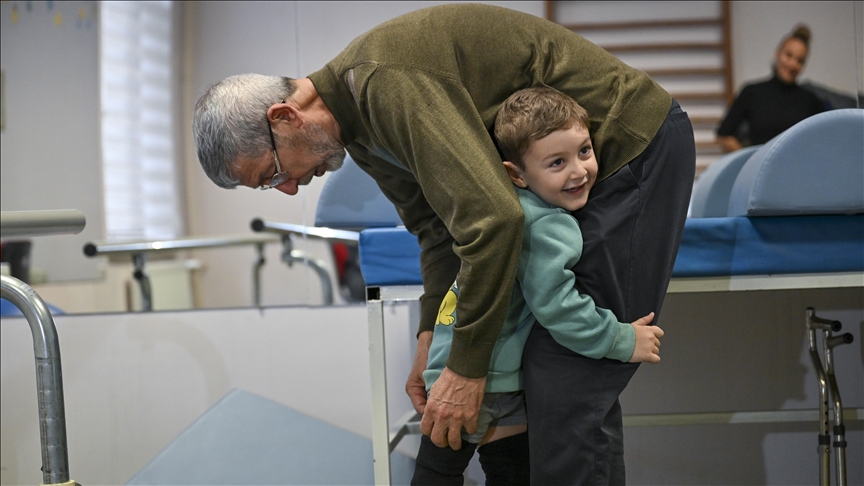 Depremzede dede, oğlundan yadigar torunuyla yaşama tutundu