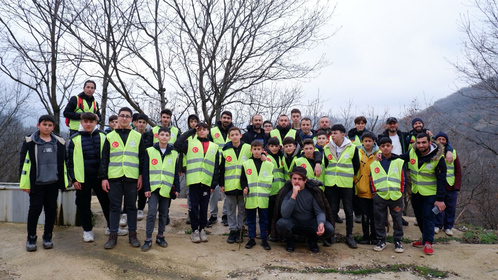 Gençlerden 13 kilometrelik doğa yürüyüşü