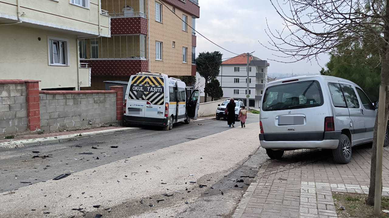 Okul servisi ile hafif ticari araç çarpıştı; 7 yaralı