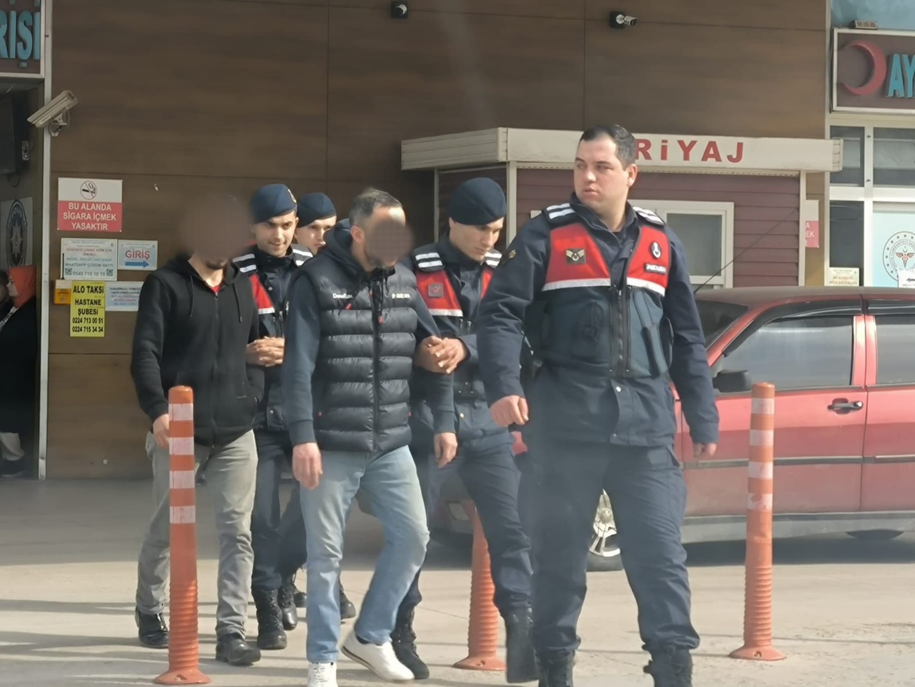 Uyuşturucu ve hırsızlık suçlarından aranan 2 kişi yakalandı