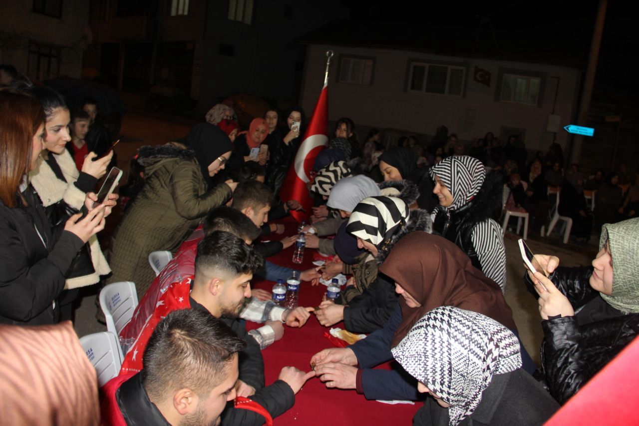 İnegöllü askerler, ellerine kına yakılarak askere gönderildi