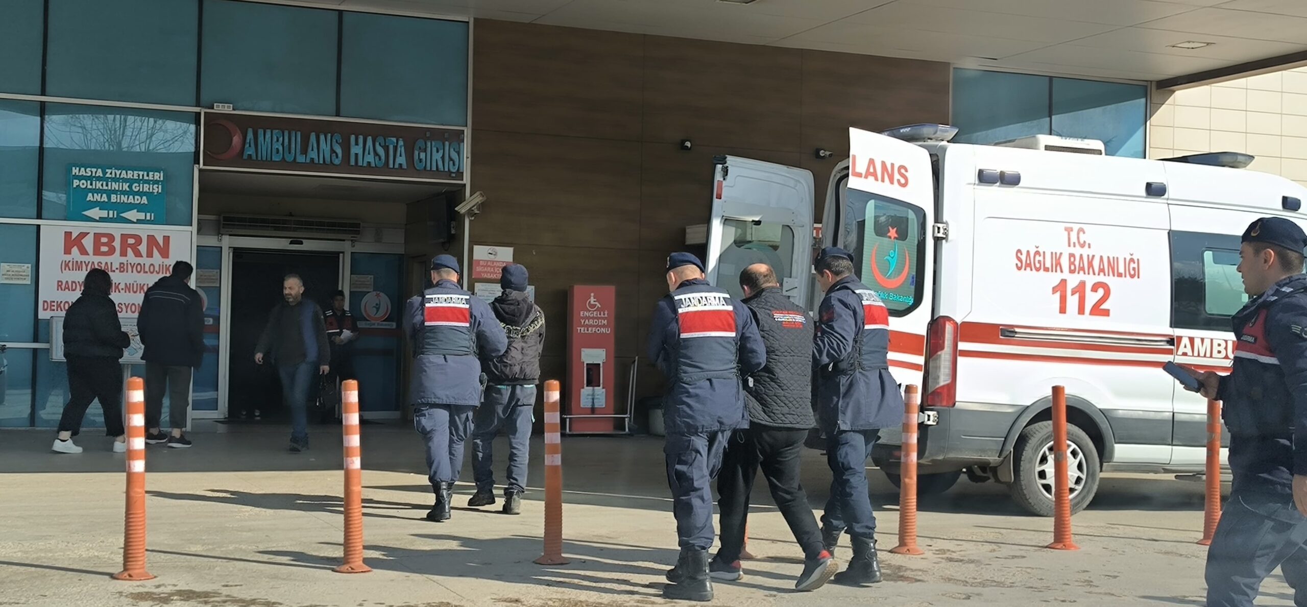 Tehdit ve hırsızlık suçlarından aranan 2 kişi tutuklandı