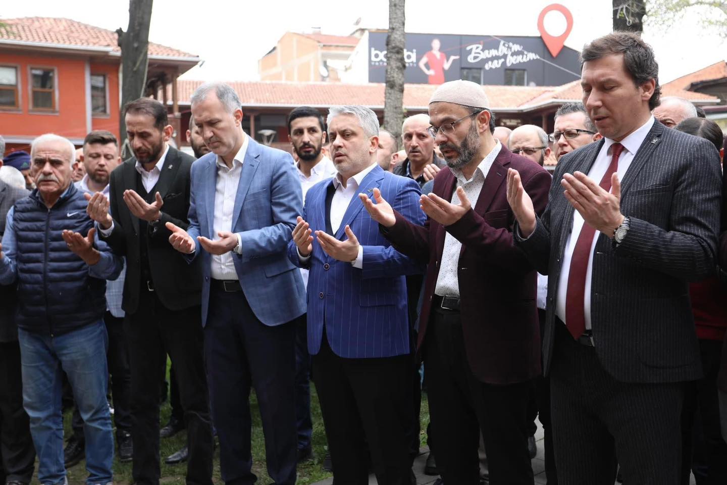 AK Parti sahaya iniyor