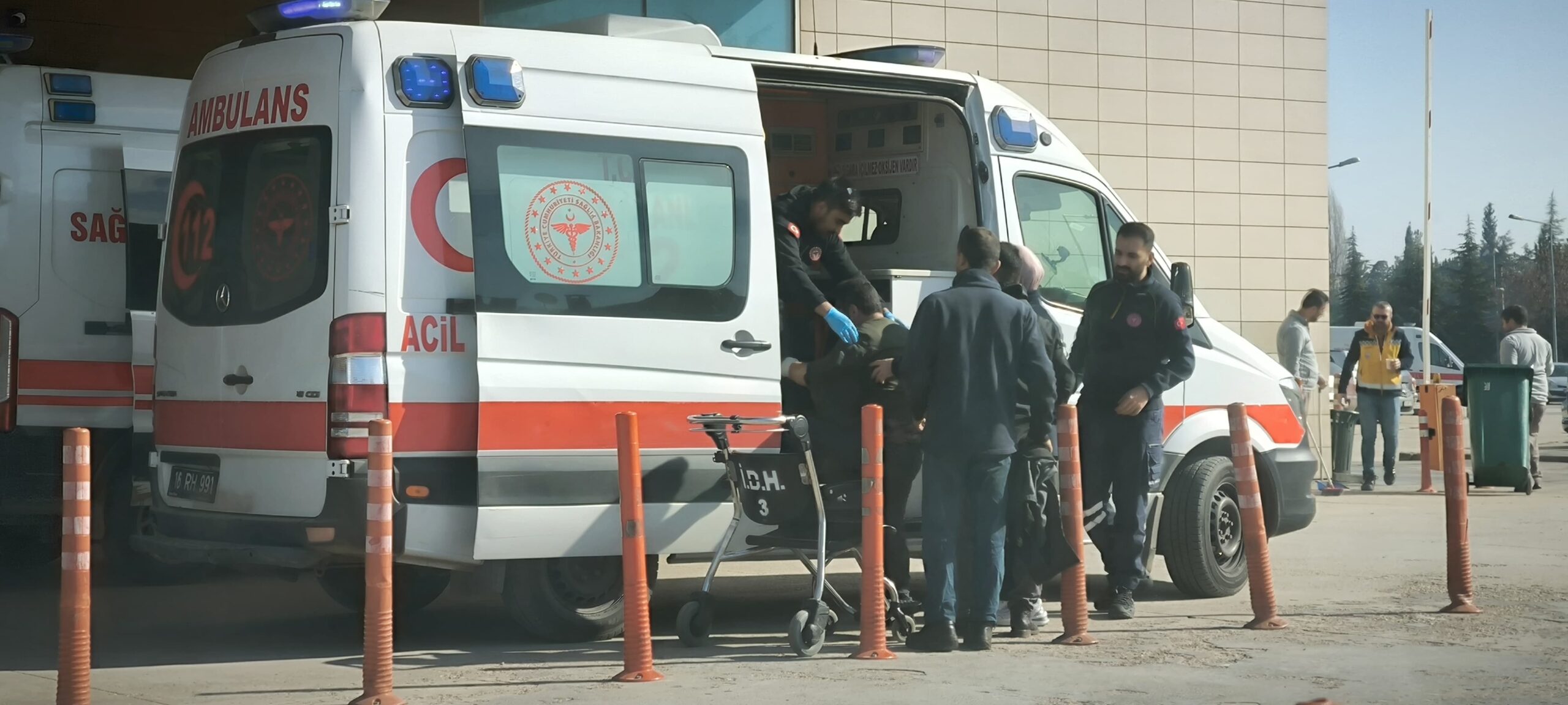 Makineye elini kaptırdı