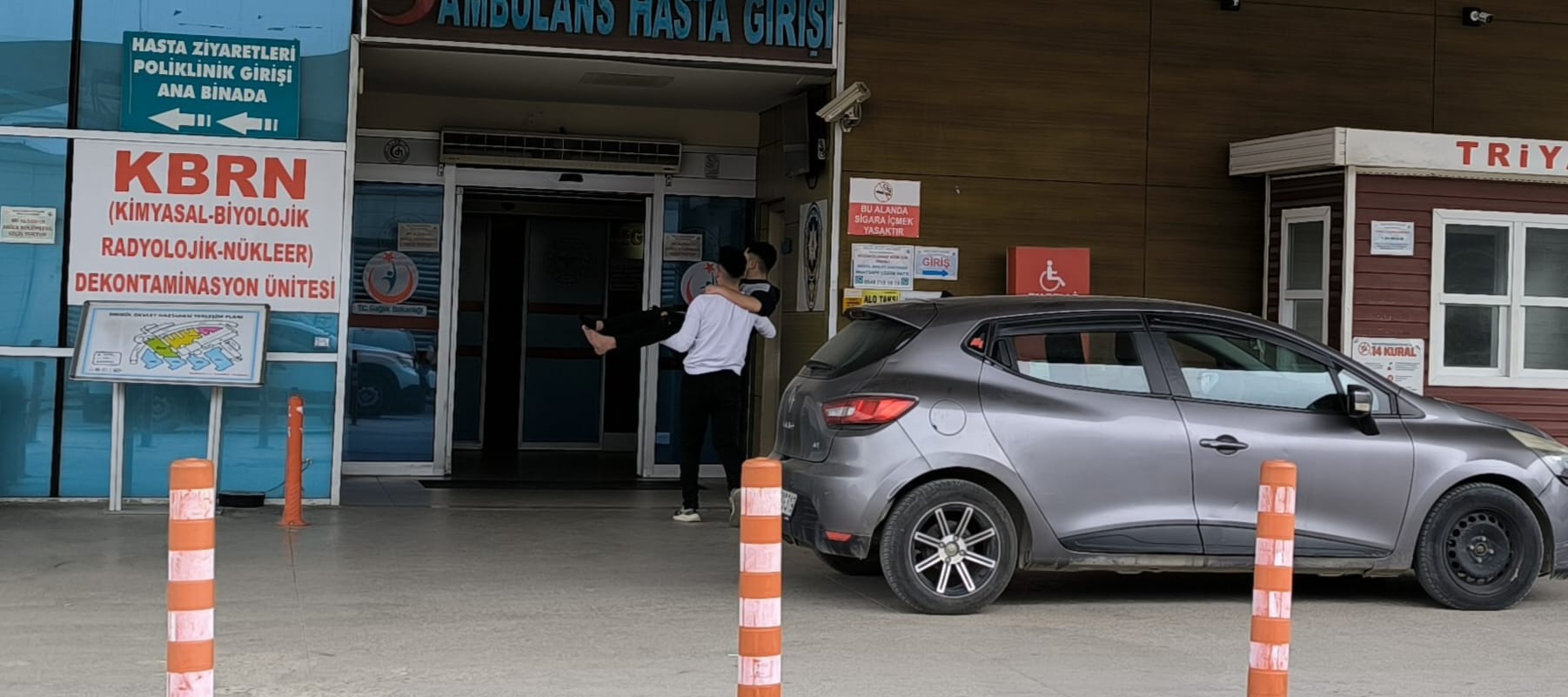 Motosikletten düşen 2 kişi yaralandı