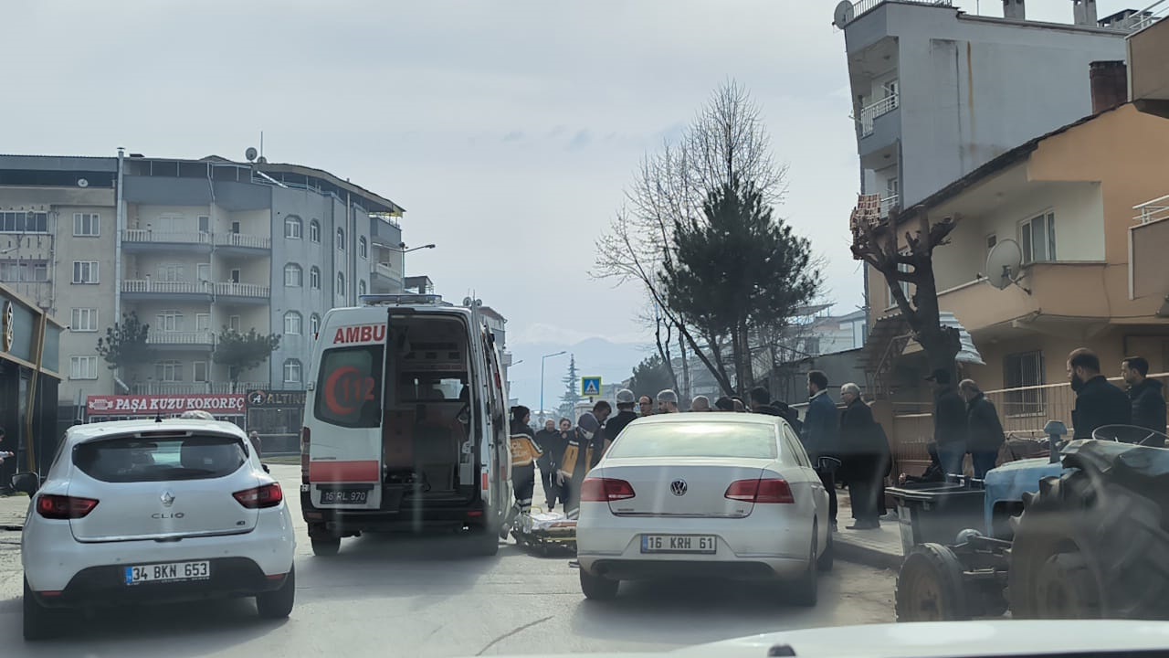 Motosiklet yayaya çarptı; 2 yaralı