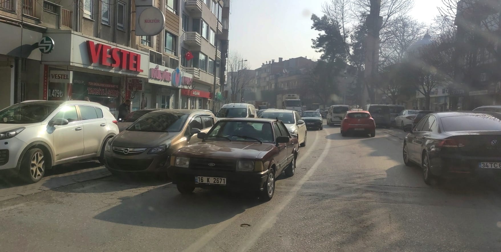 Bankalar Caddesi’nde çift sıra parklanma sorunu çözülemiyor