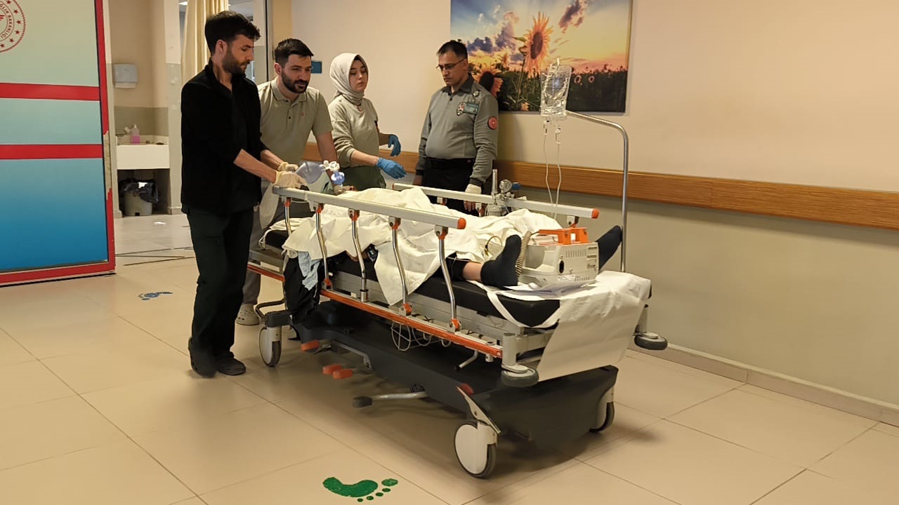 İnegöl’de kalp krizi geçirerek yere yığılan yaşlı adam hayata tutundu