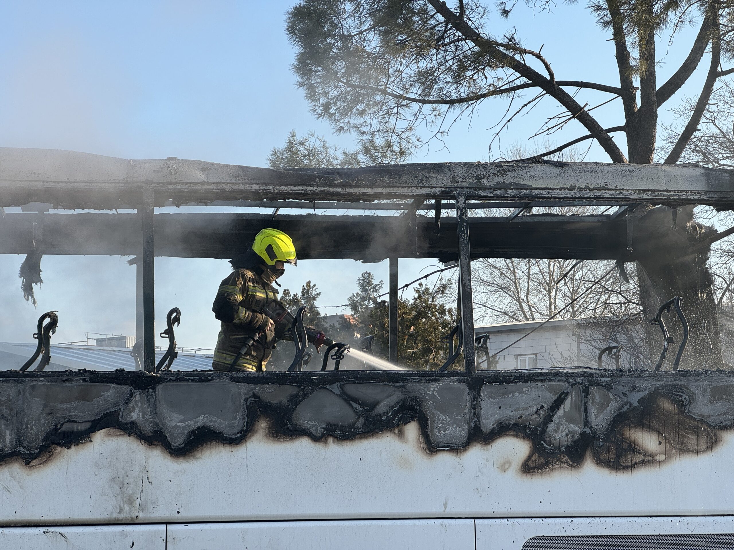 Park halinde alev alan otobüs kullanılamaz hale geldi