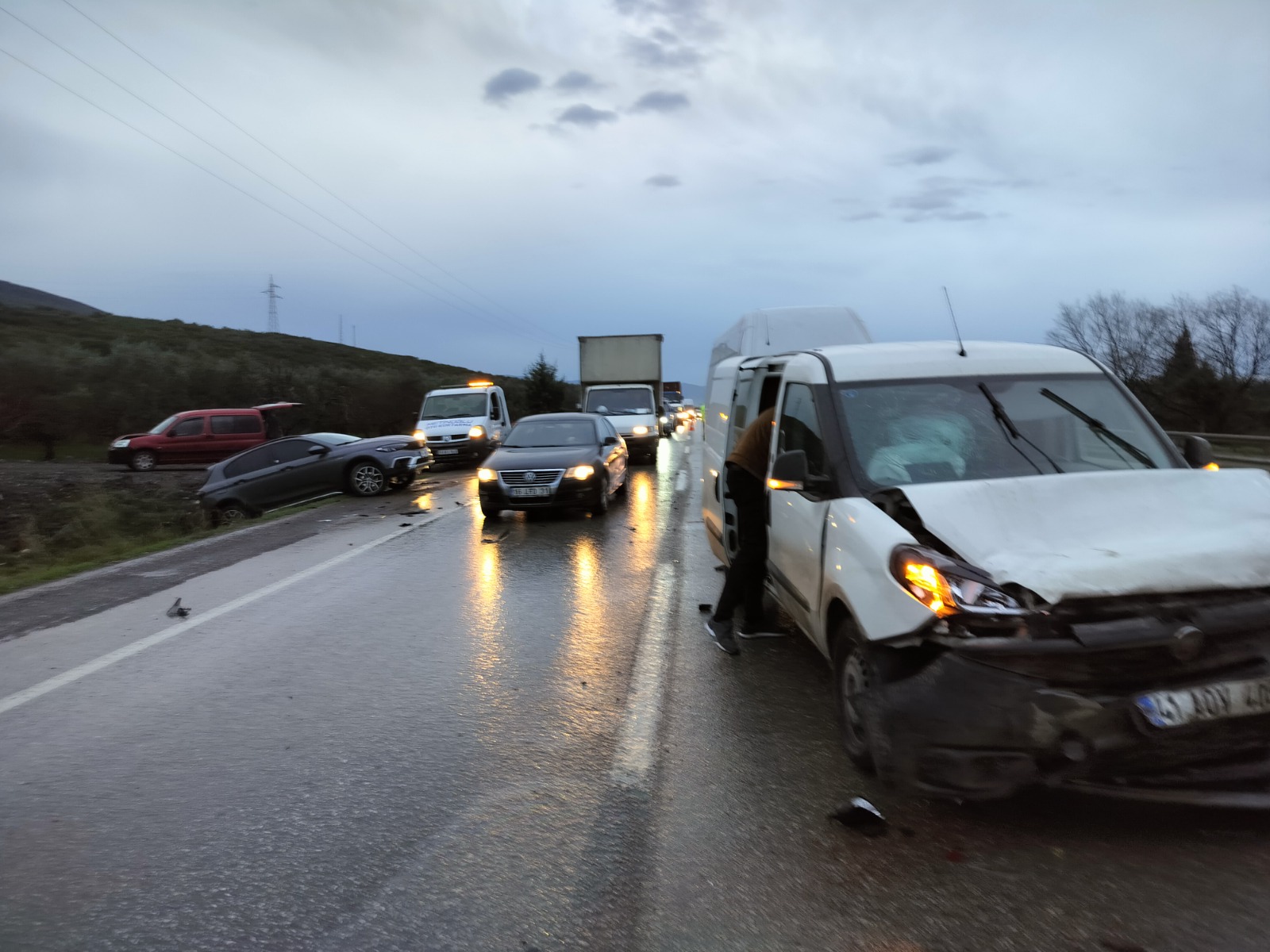 Meydana gelen trafik kazasında 5 araç birbirine girdi