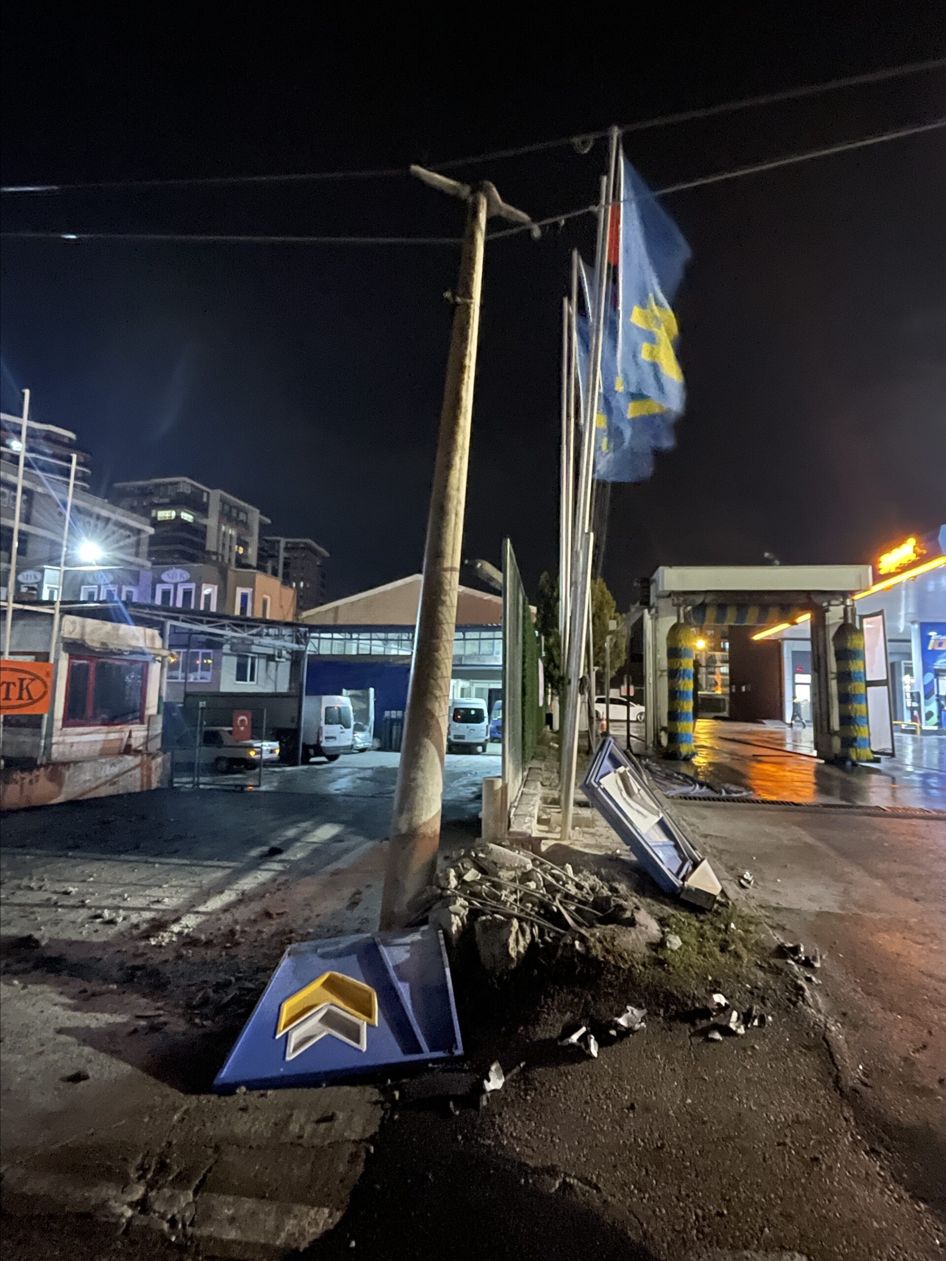 Midibüsün elektrik direğine çarpması sonucu 10 yabancı turist yaralandı