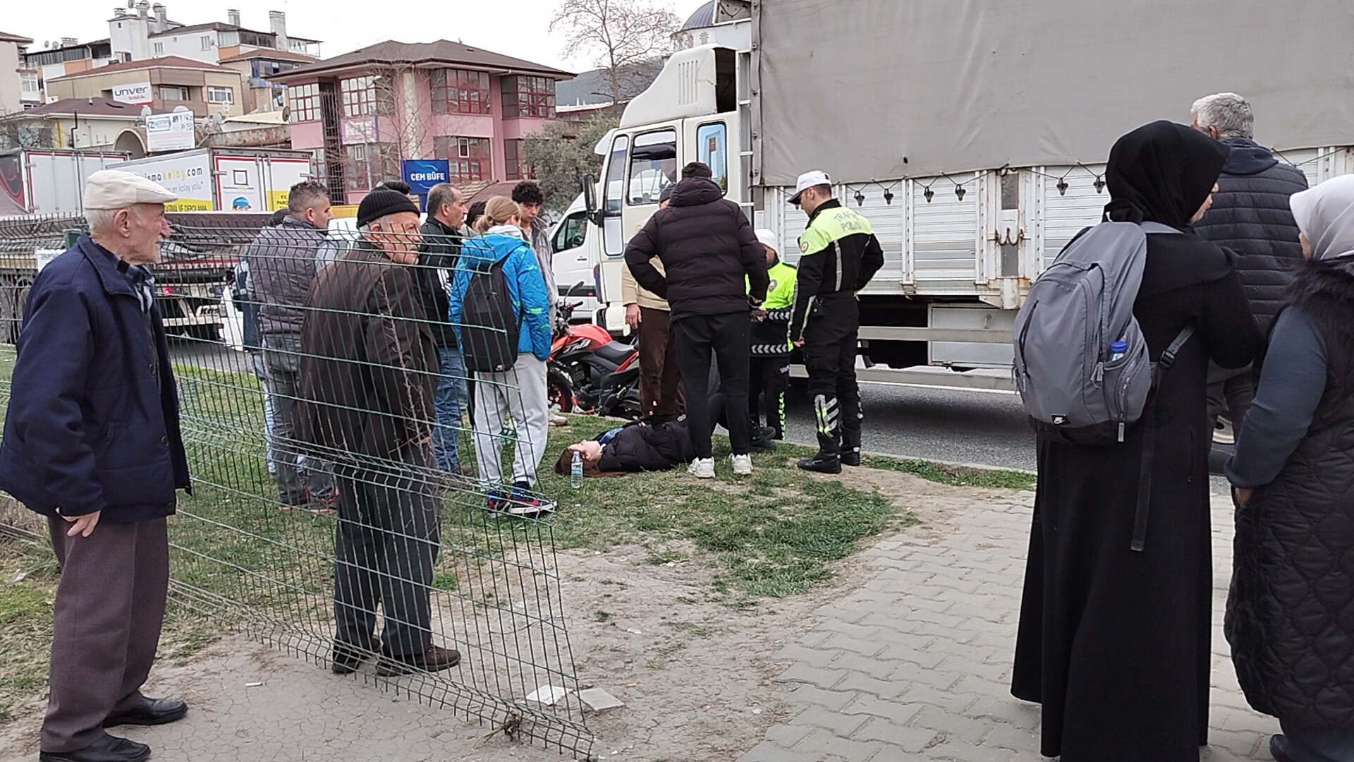 Motosikletin yayaya çarptığı kazada 2 kişi yaralandı