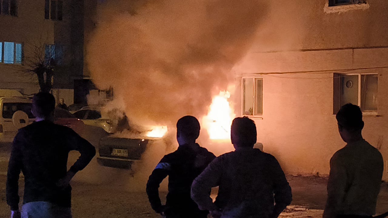 İnegöl’de park halindeki araç alevlere teslim oldu