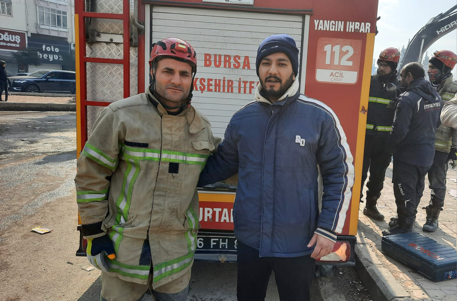 Bursa’dan karlı yolları aşıp ulaştıkları deprem bölgesinde afetzedelere umut oldular