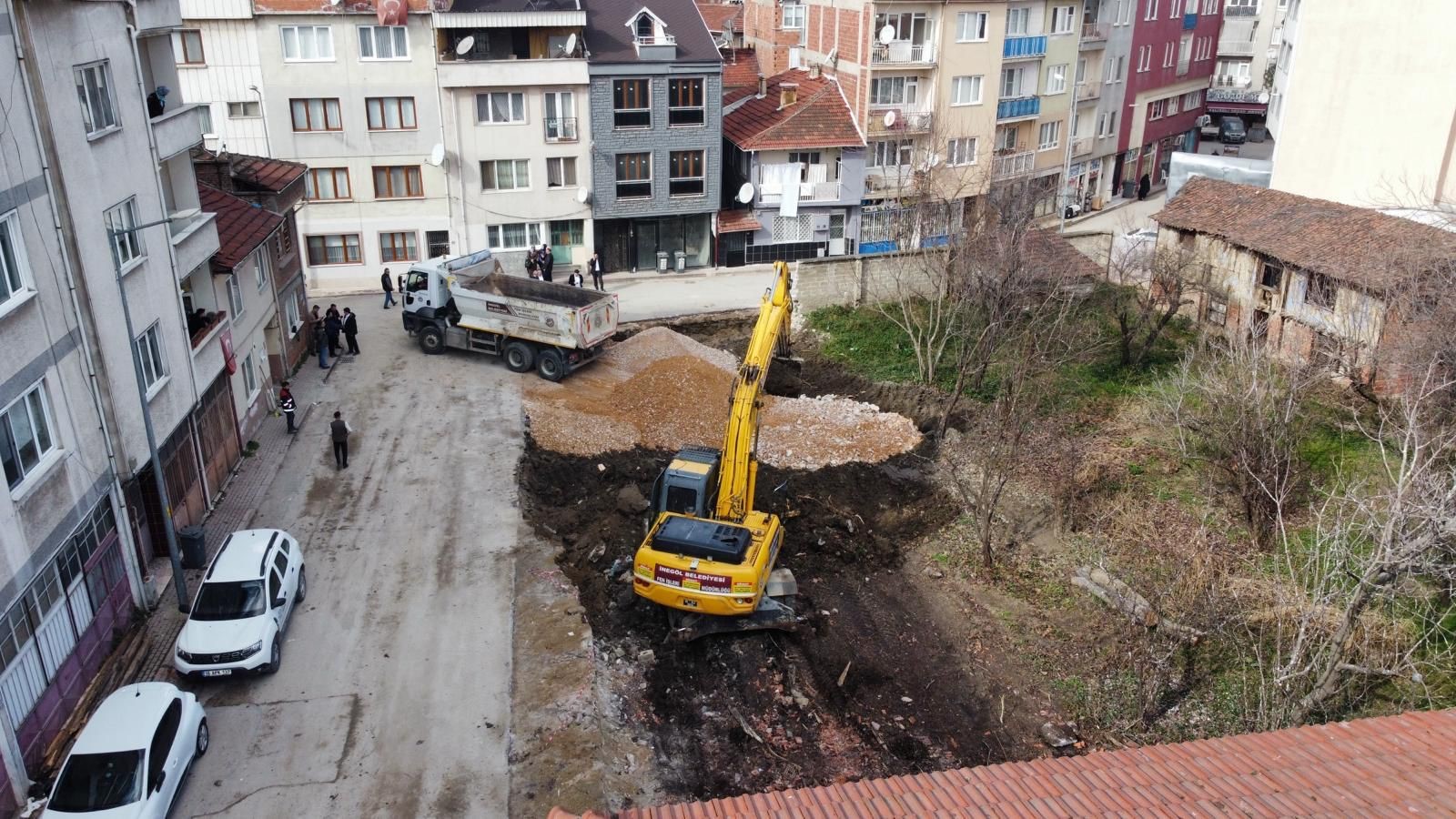 MAHALLE ARALARINDA PARKLANMA SORUNU KAMULAŞTIRMALARLA ÇÖZÜLÜYOR