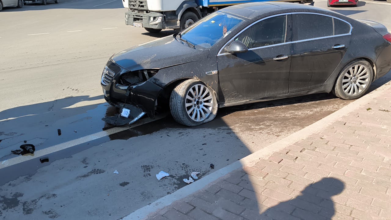 Kaldırıma çarpan otomobildeki 1 kişi yaralandı