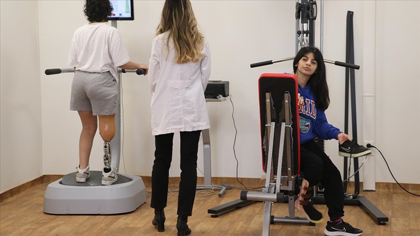 Çocuk İyilik Merkezi, depremde uzuvlarını kaybeden çocuk ve gençlere umut oldu