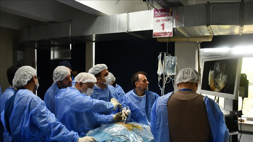 Bursa’da 23 ülkeden hekimler kadavra kursunda endoskopik omurga cerrahisini öğrendi