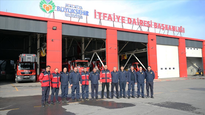 Depremde 500’den fazla kişiyi enkazdan çıkaran itfaiyeciler can kurtarmaya devam ediyor