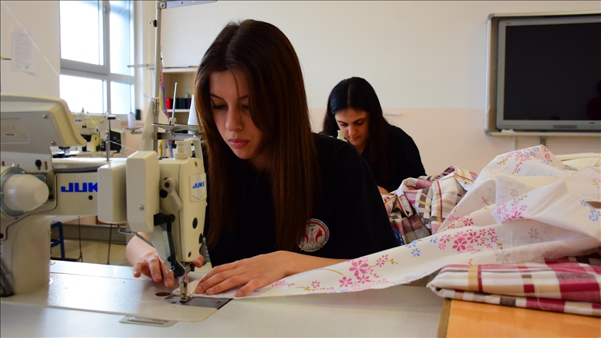 Meslek lisesi öğrencileri kentteki pansiyonlu okulların nevresim ihtiyacını karşılıyor