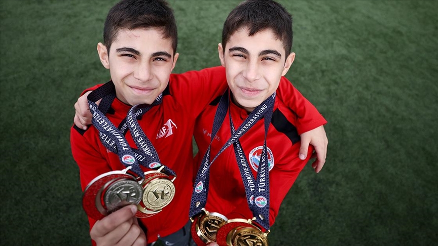 Antrenör amcalarının yetiştirdiği ikiz kardeşler atletizmde başarıdan başarıya koşuyor
