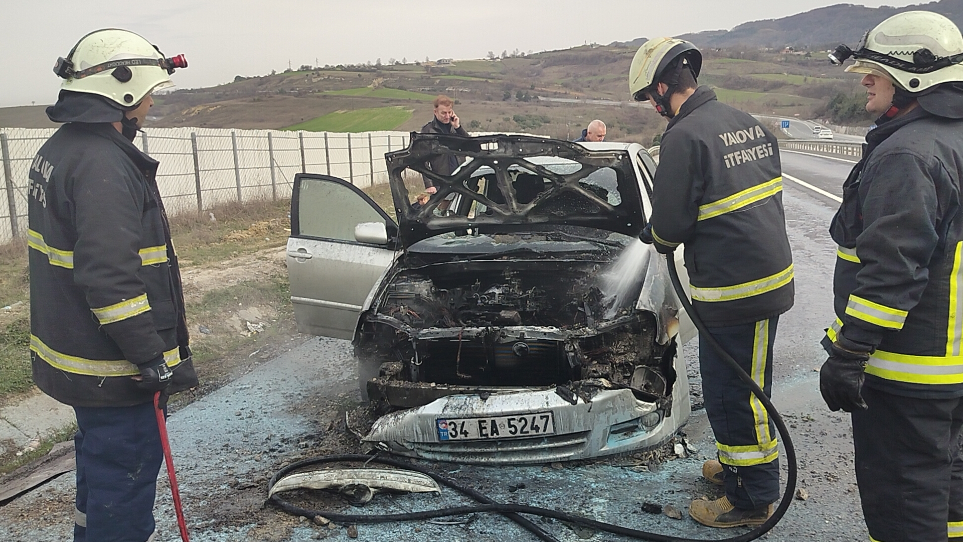 Seyir halindeki otomobilde çıkan yangın söndürüldü