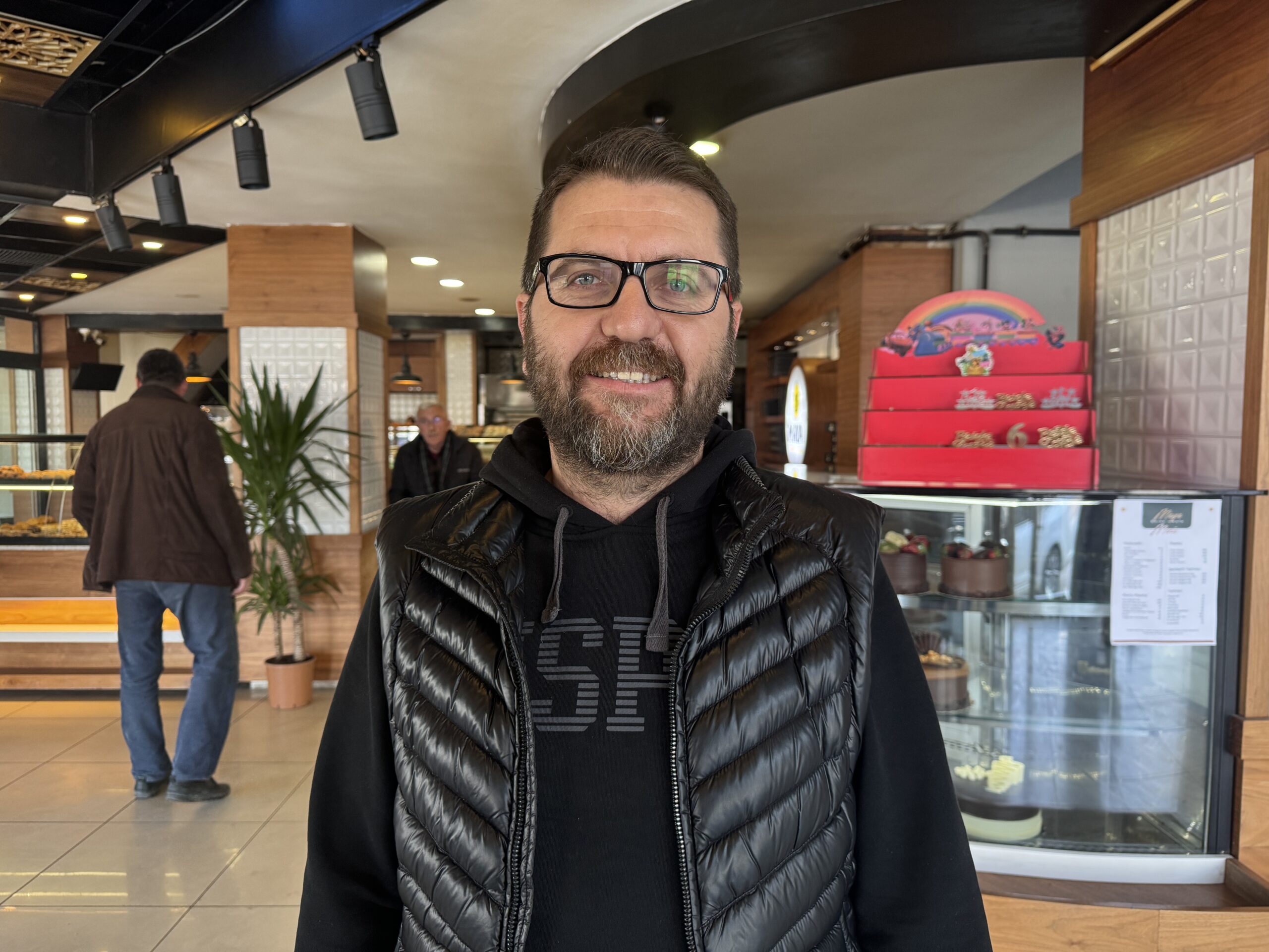 Kafede boğazına kurabiye takılan bebek, Heimlich manevrasıyla kurtarıldı