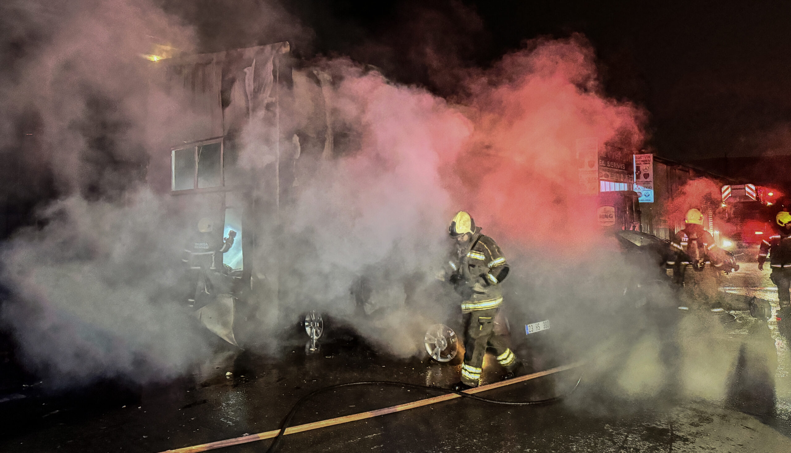 Oto tamirhanesinde çıkan yangında 4 araç zarar gördü