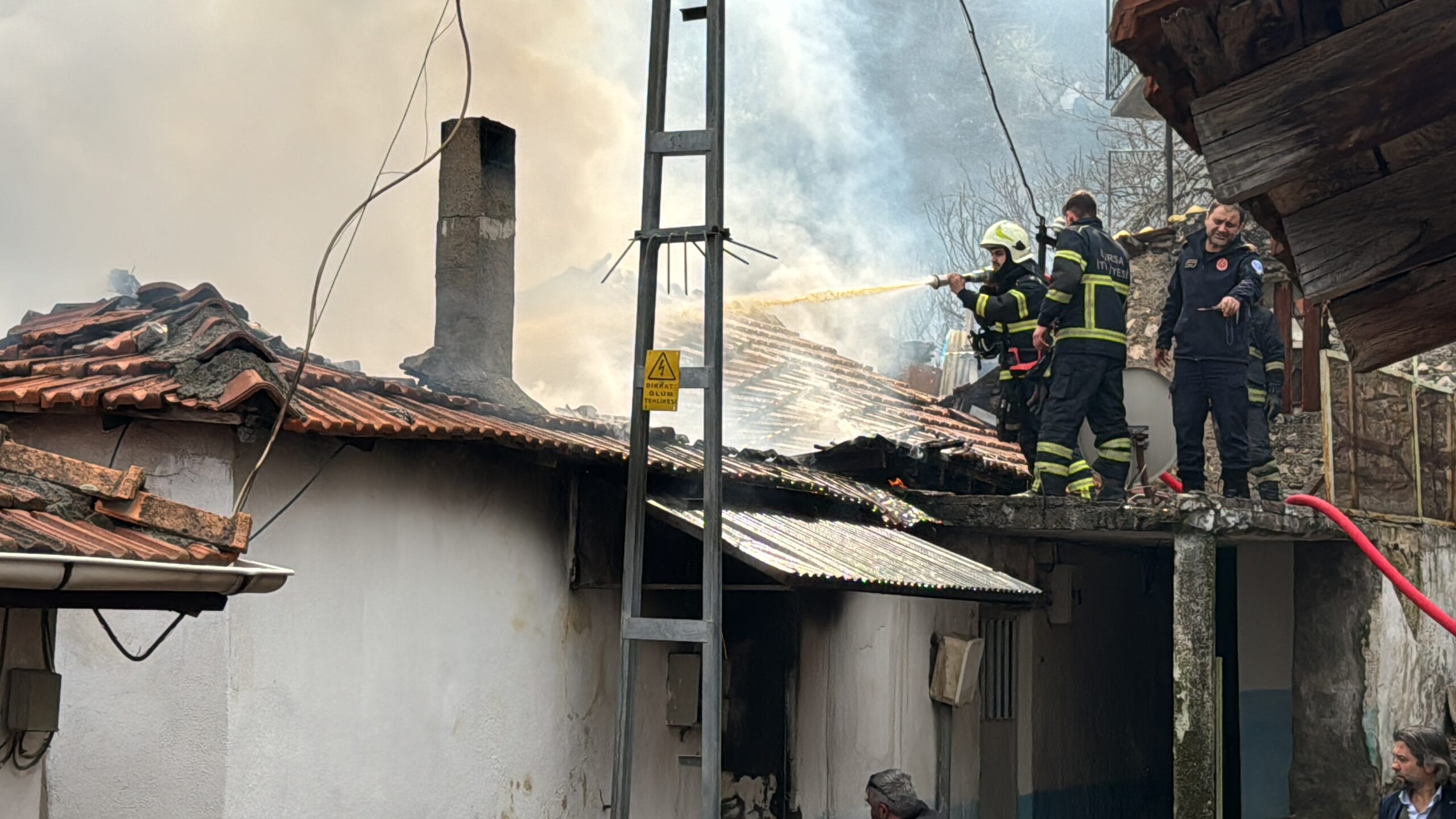 Çıkan yangında tek katlı ev kullanılamaz hale geldi