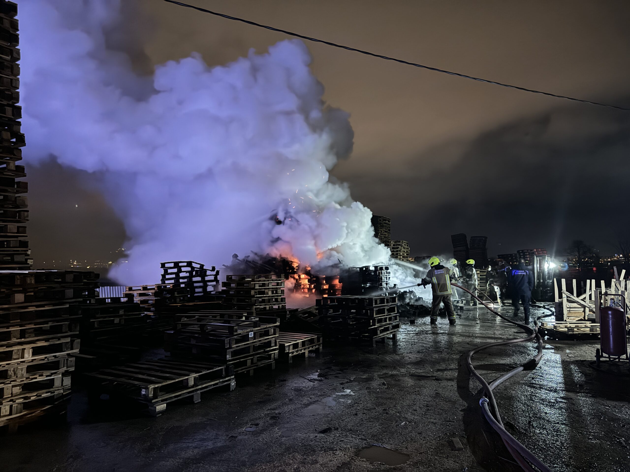 Palet fabrikasında çıkan yangın söndürüldü