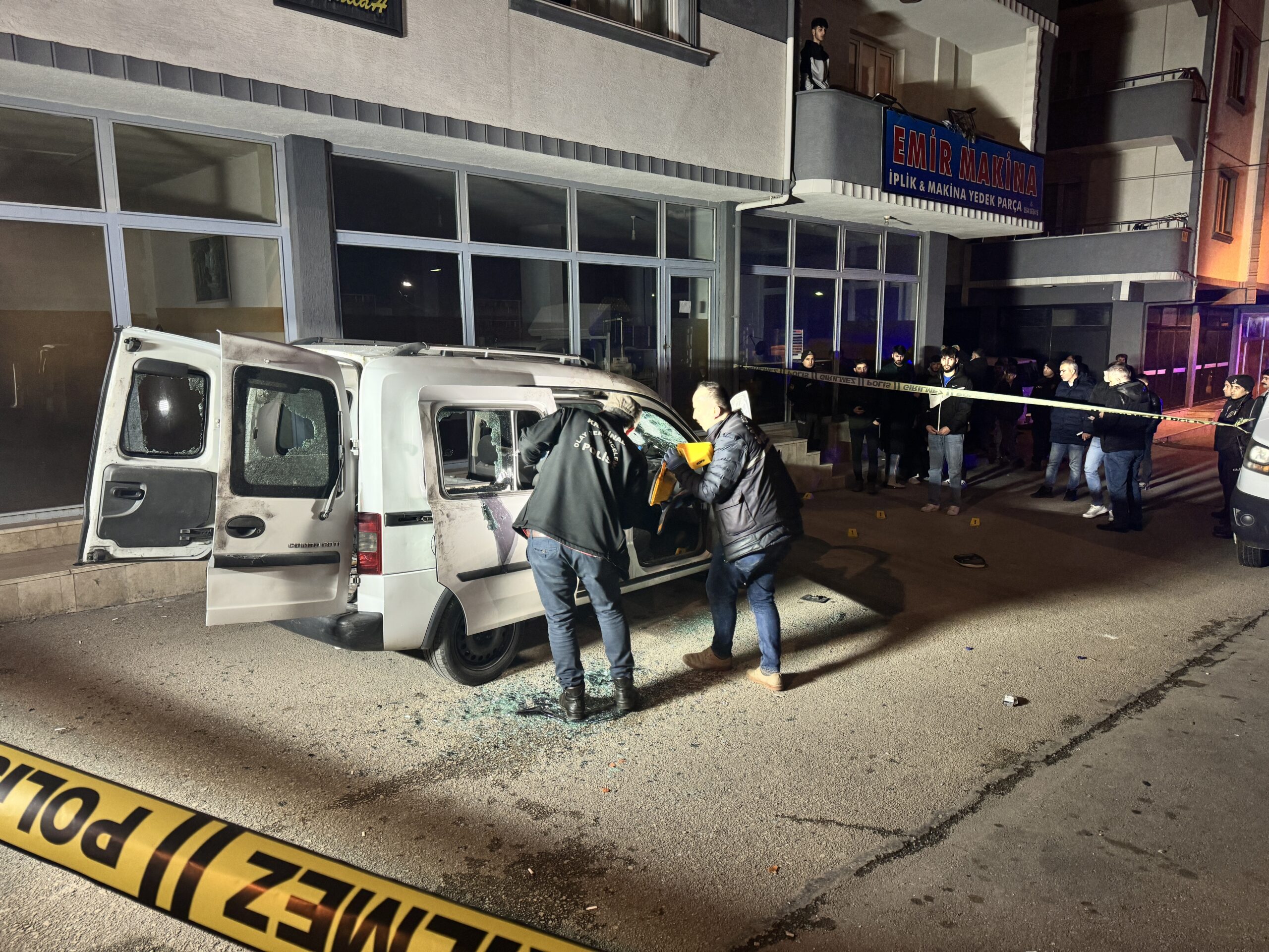 2 kardeşin bulunduğu araca pompalı tüfekle ateş edildi