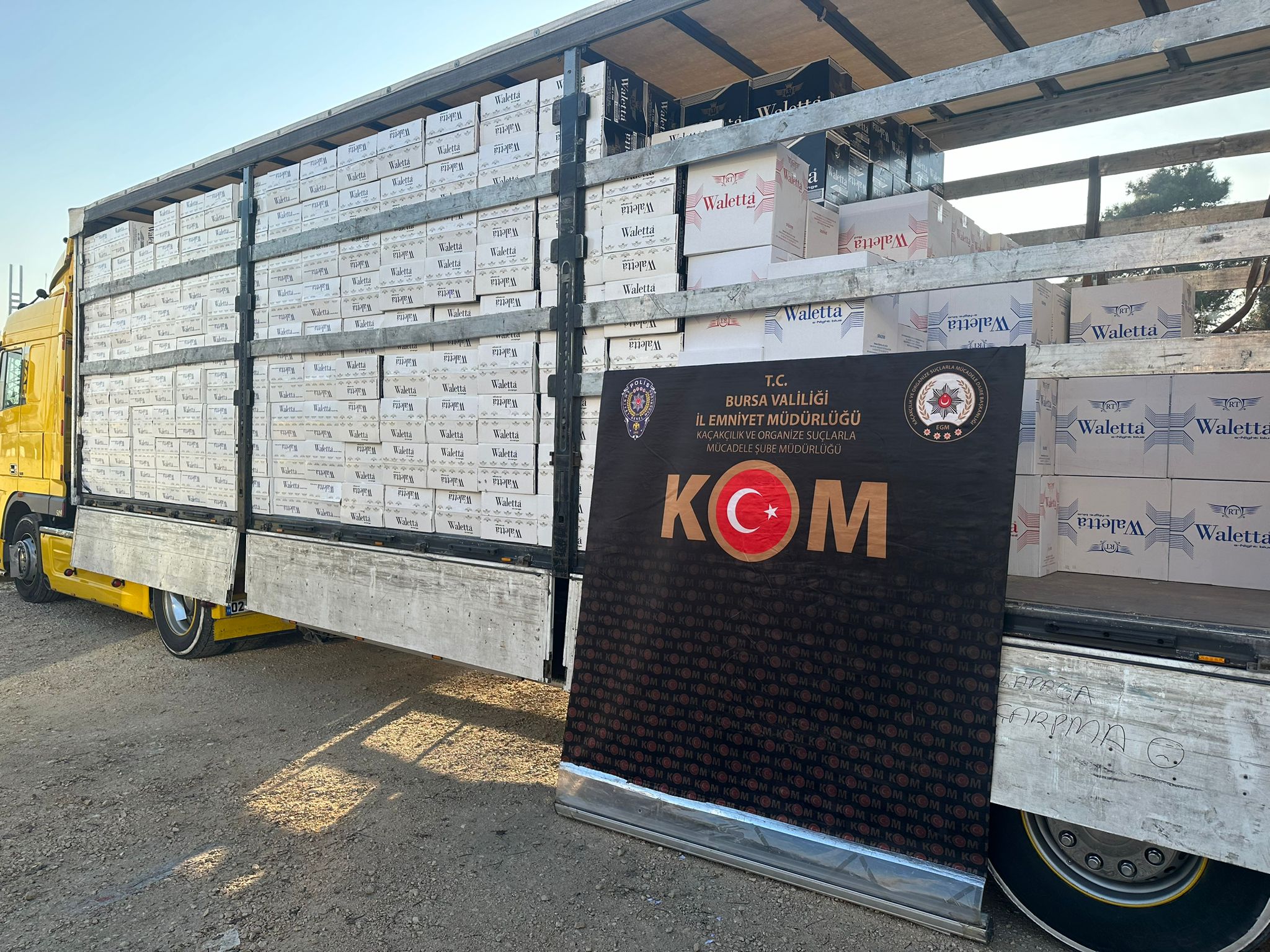 Tır tır kaçak sigara yakalandı