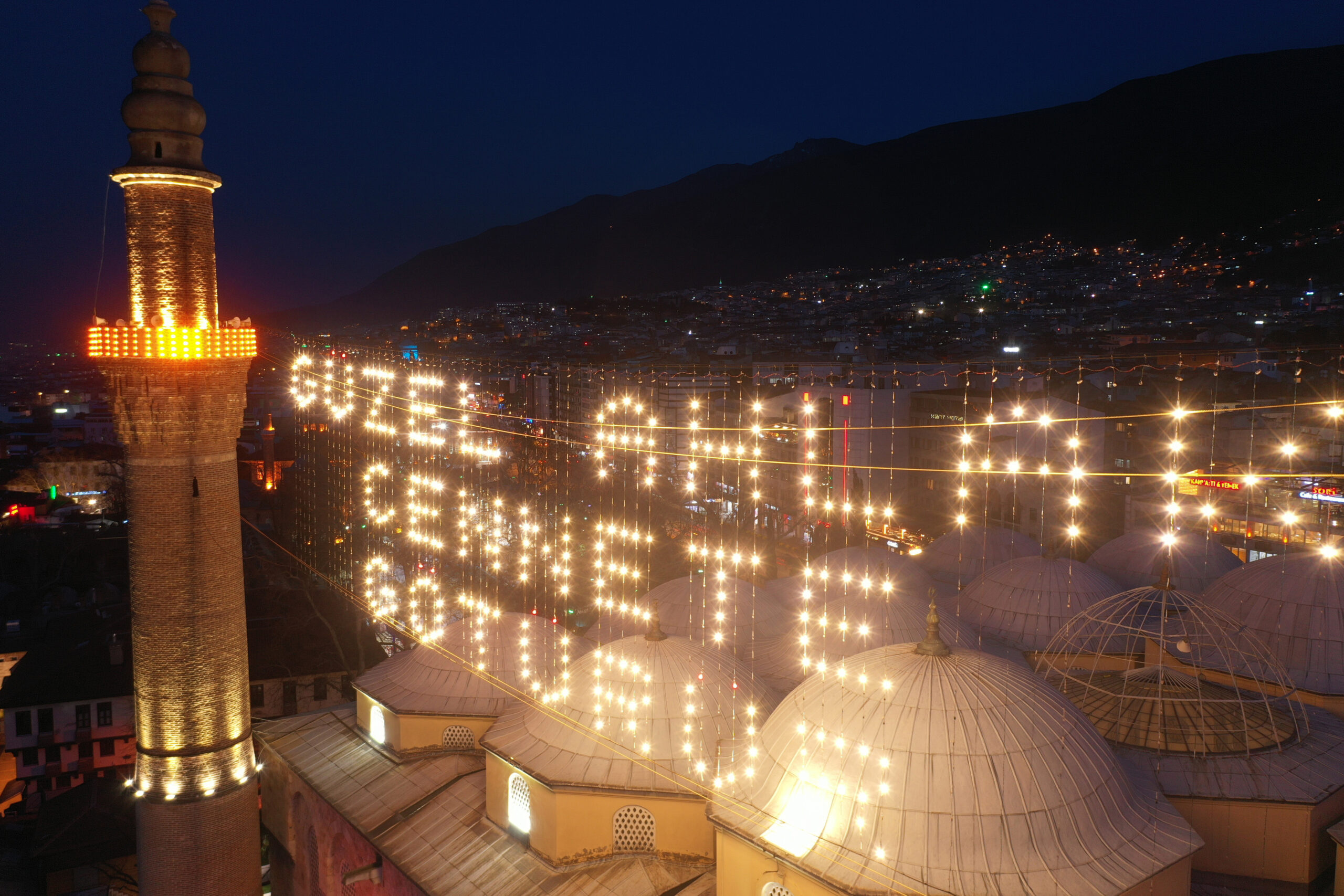 Bursa’daki tarihi Ulu Cami’nin mahyası “Güzel ahlak cennete götürür” oldu