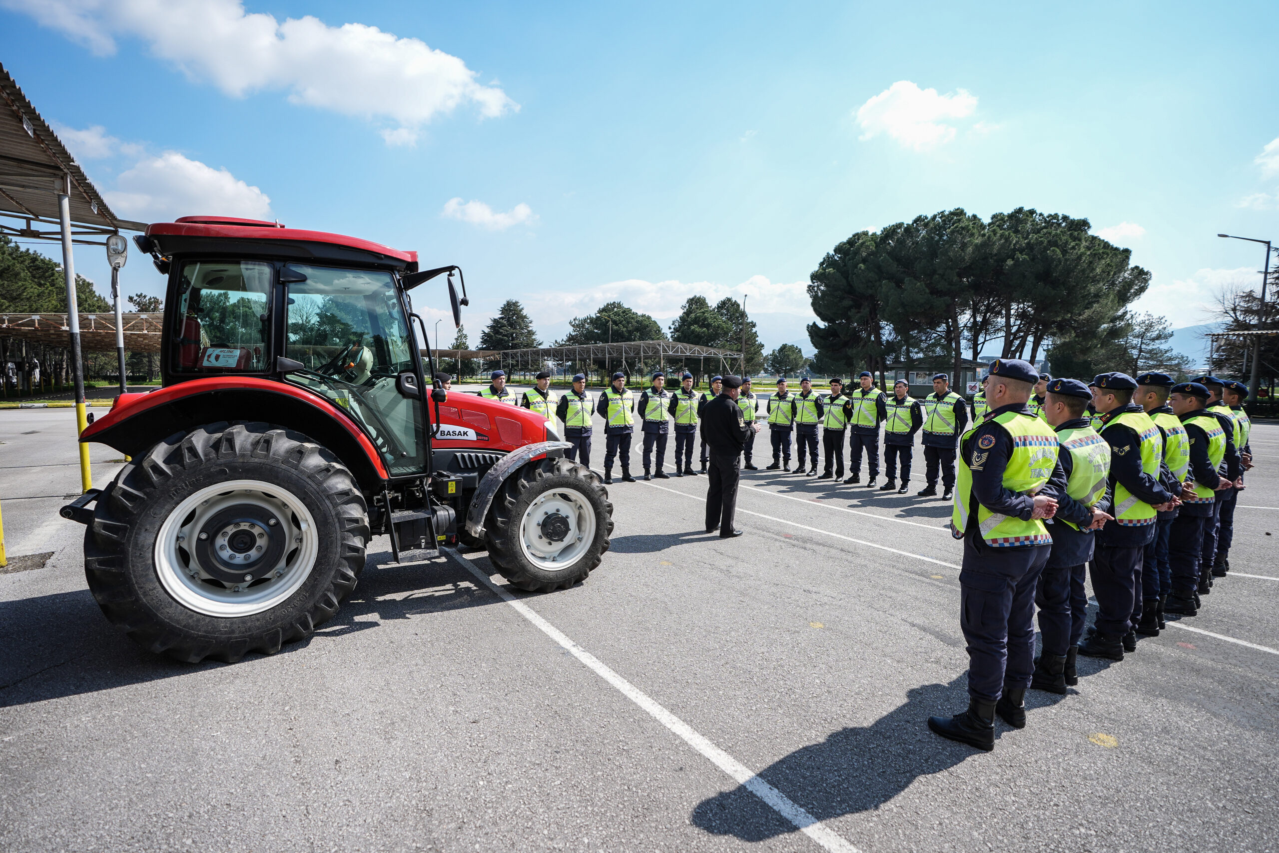 Jandarma personeli tarım araçlarının güvenli kullanımını öğreniyor
