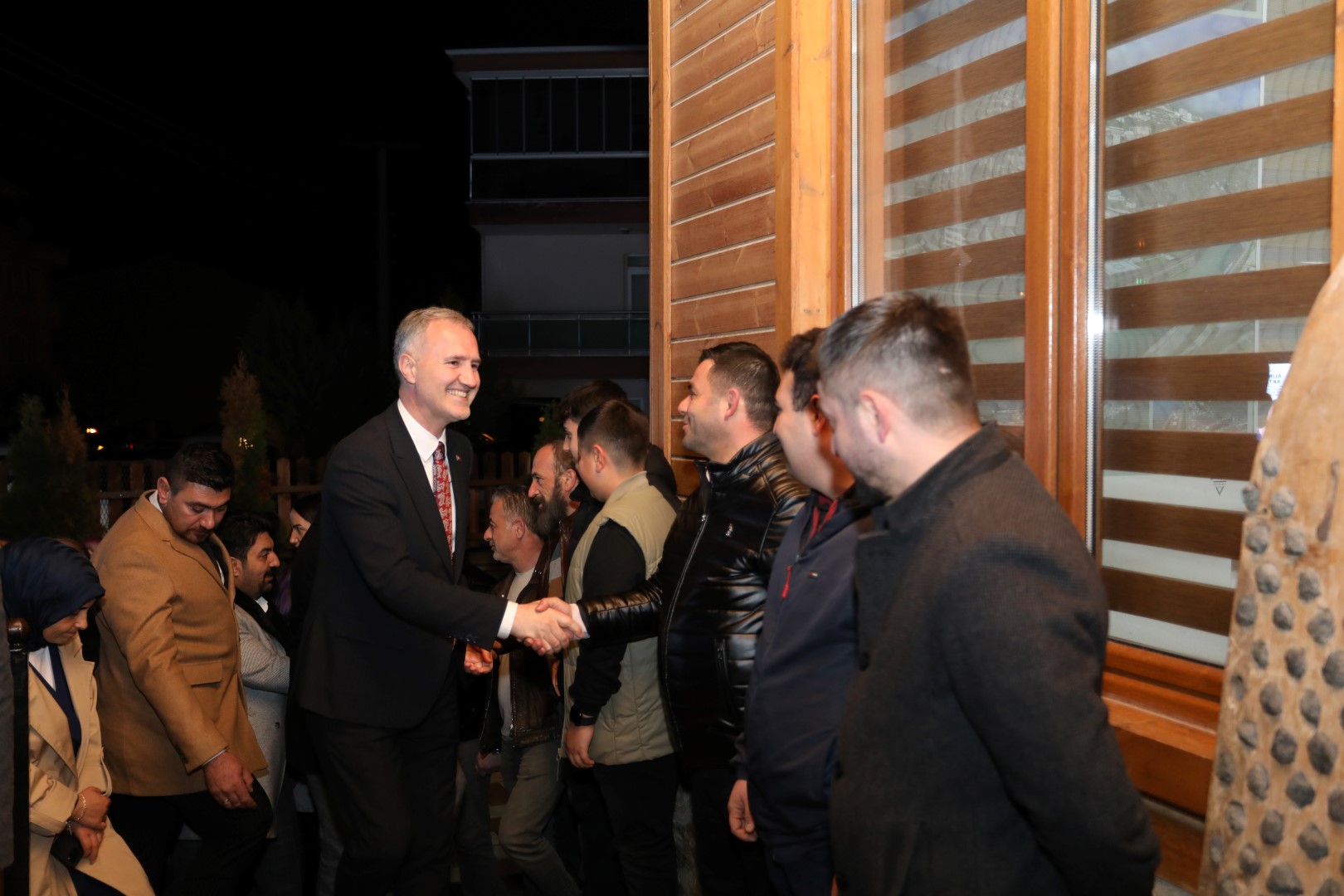 İNEGÖL ALPER TABAN’I BAĞRINA BASIYOR