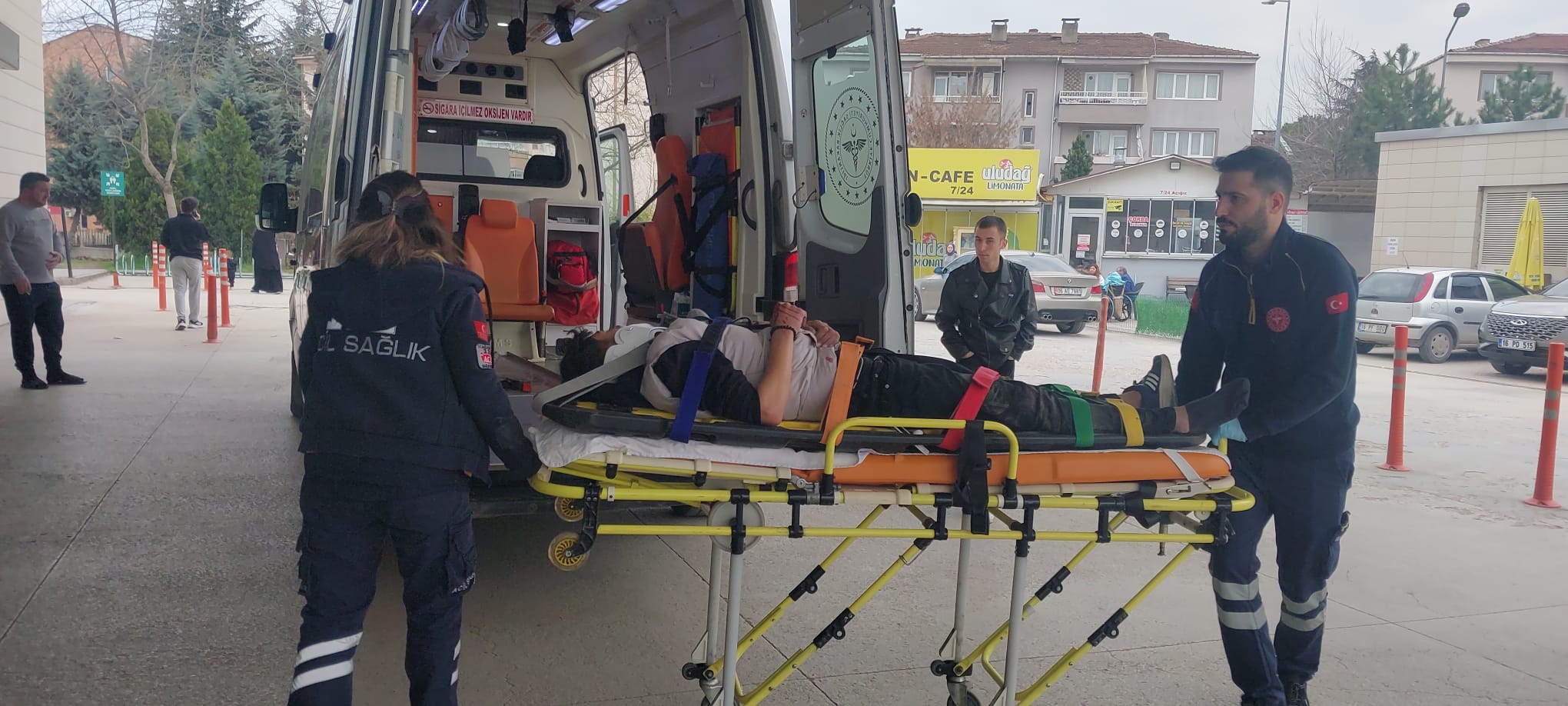 Polisin dur ihtarına uymayan gençler, motosikleti resmen ölümüne sürdü