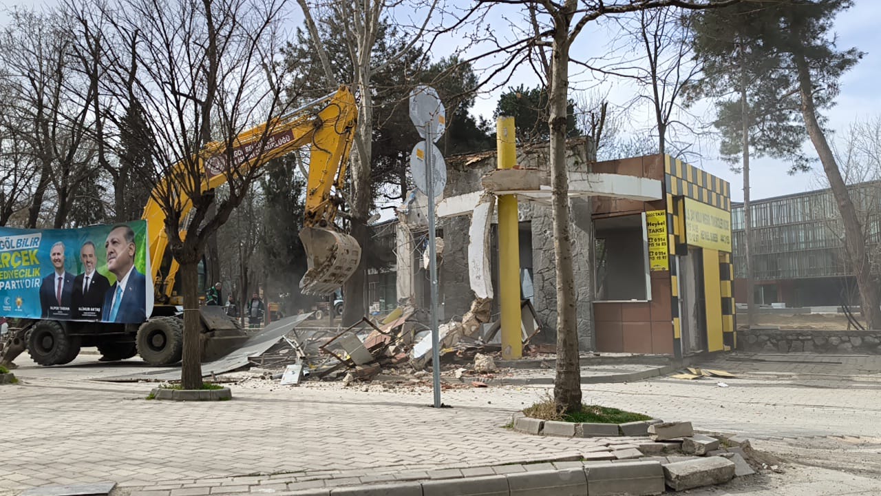 İnegöllülere yıllardır hizmet veren ‘Heykel Taksi Durağı’ yıkıldı