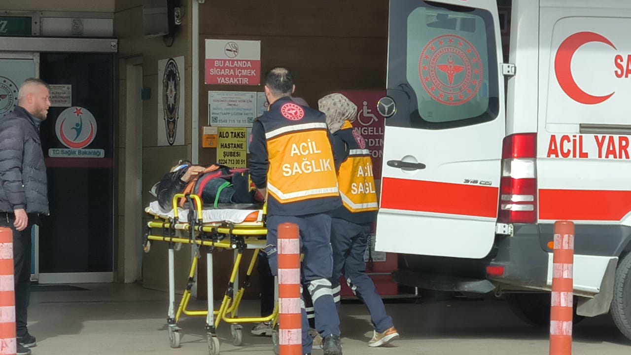 Otomobilin çarptığı elektrikli motosiklet sürücüsü yaralandı